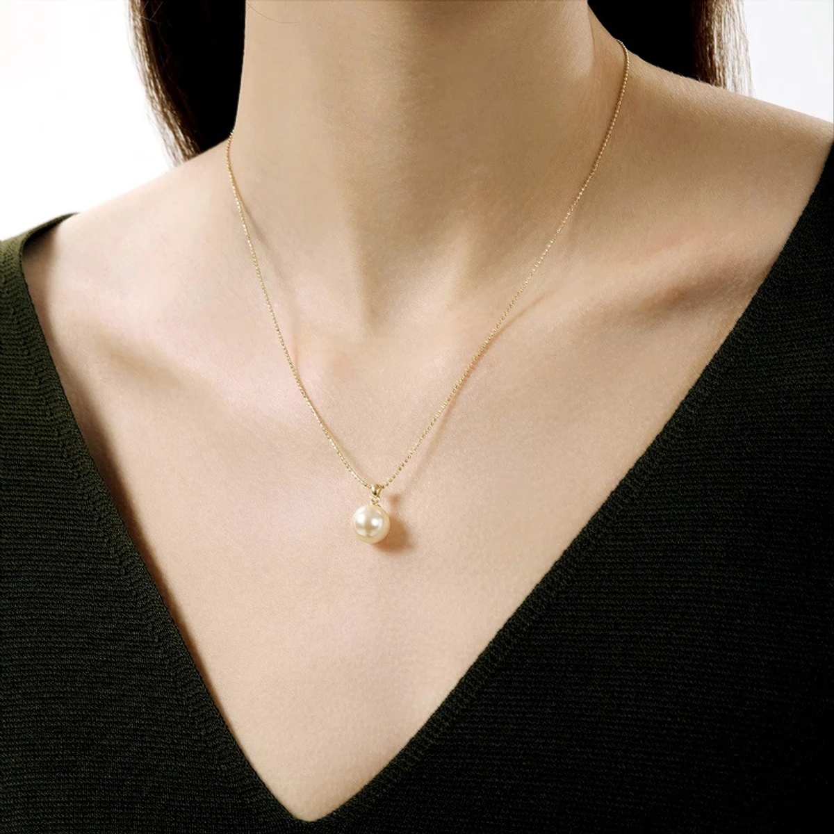 stylish Round Natural Pearl Pendant Necklace