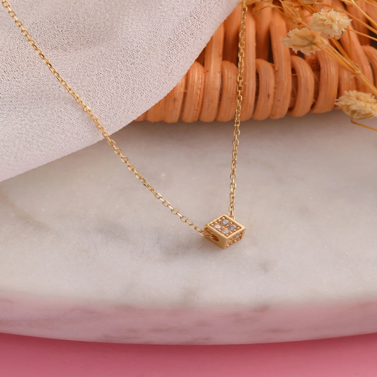 Pearl Pendant Necklaces Golden stylish Women Chain