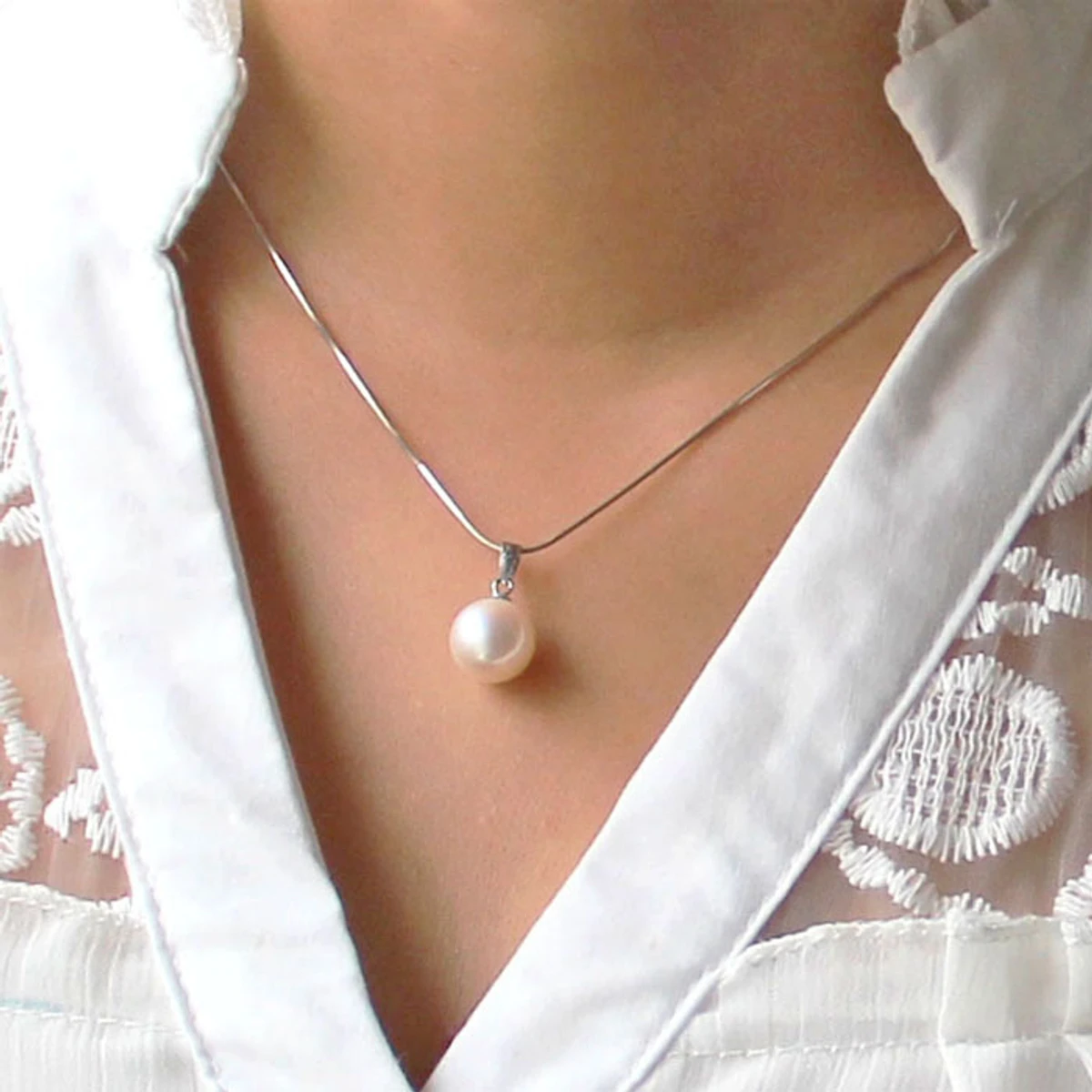 Single Pearl stylish Necklace For Woman