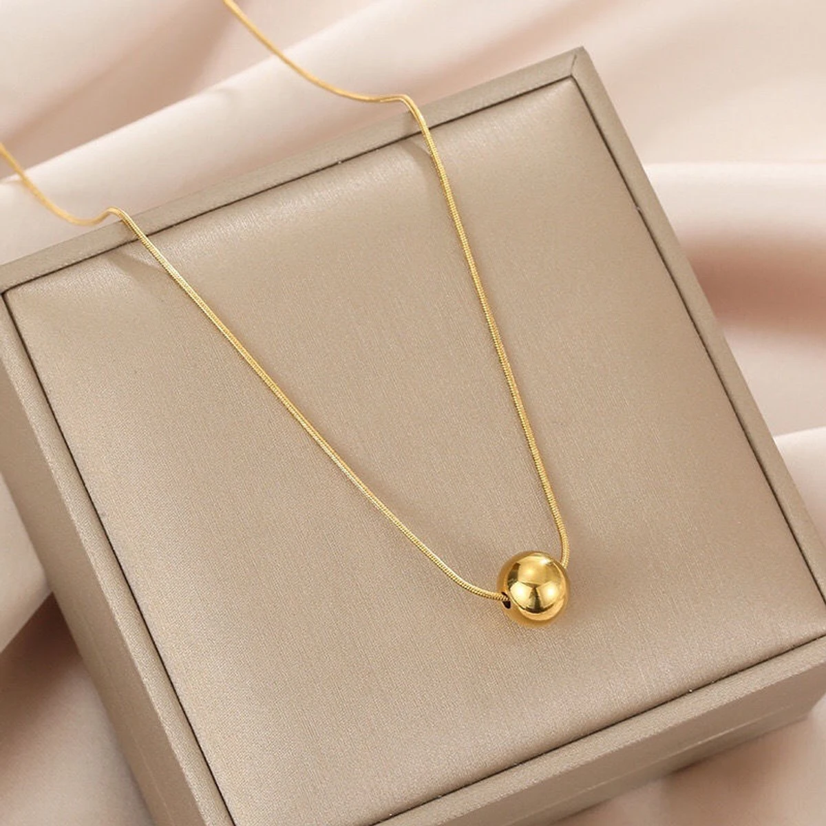 Ball Pendant stylish Short Necklace For Woman