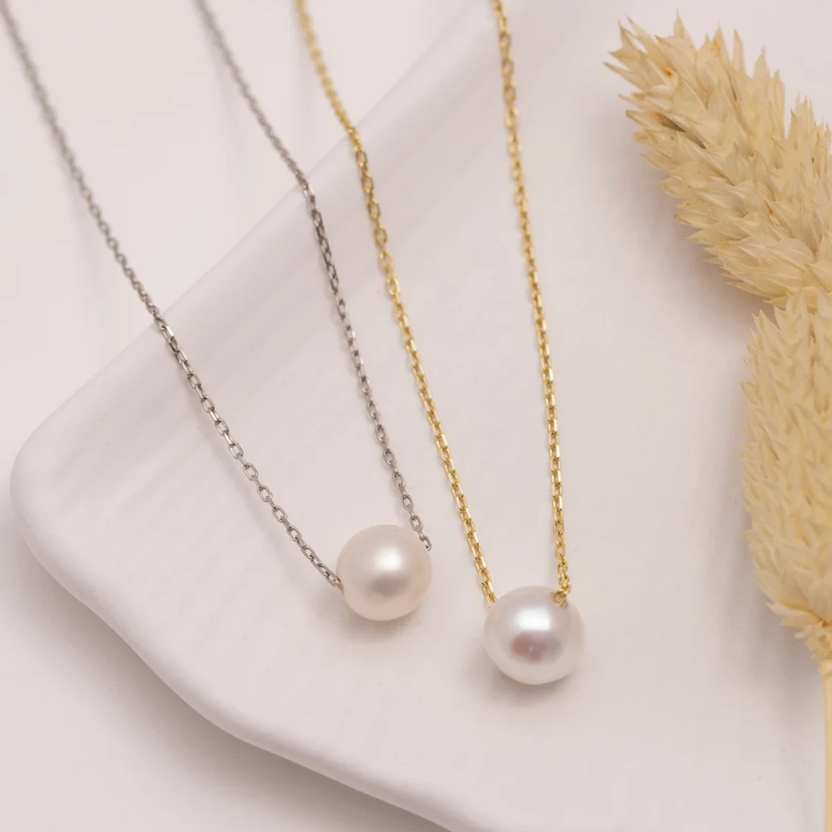 Simple shiny fine golden chain necklace with pearl For Women